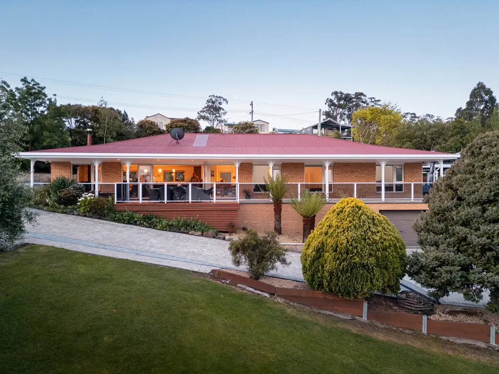 Deep Bay 4Moenga A private bayfront haven with jetty access, market garden, and entertainer’s delight
