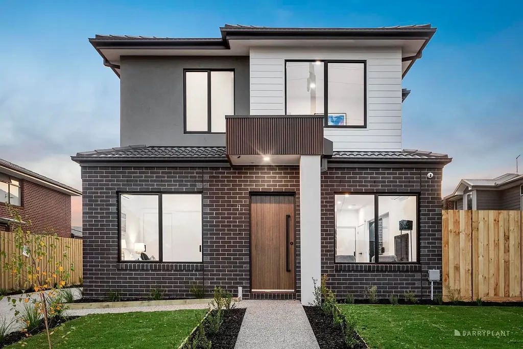 Heidelberg Heights 3房 步行名校 便捷交通 宽敞庭院 主卧套间 双车库 内通道 现代厨房 开放空间 Modern Comfort in a Prime Heidelberg Heights Locale