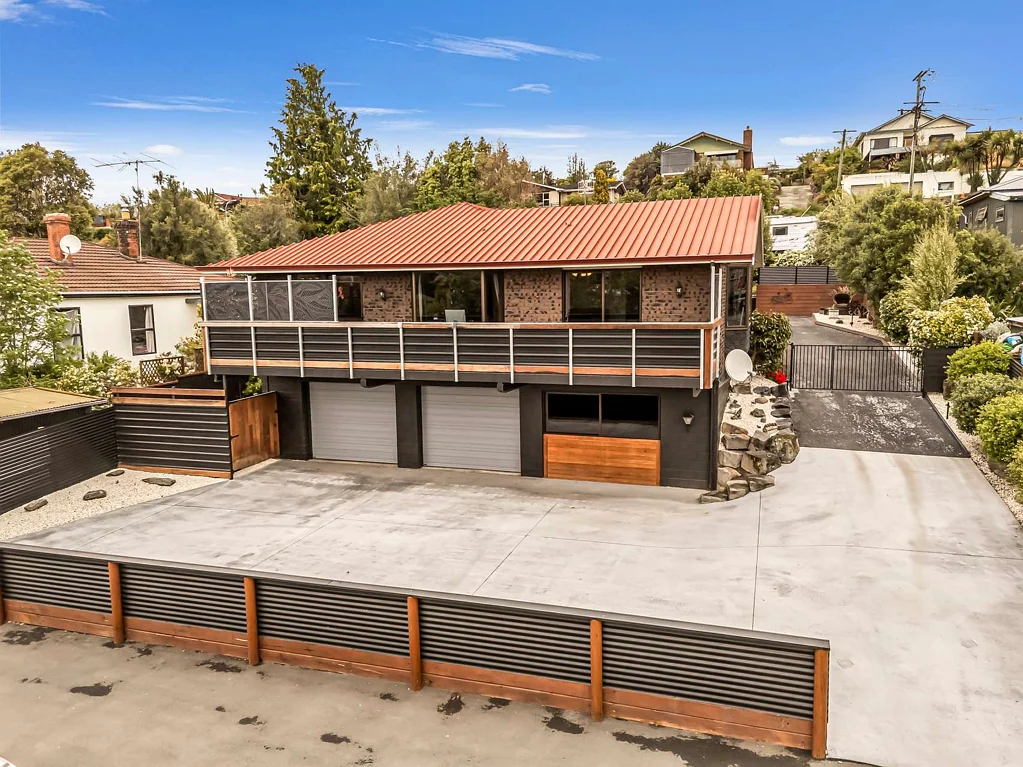 Pleasant Point 3침실 Style and Space with a Mountain Outlook