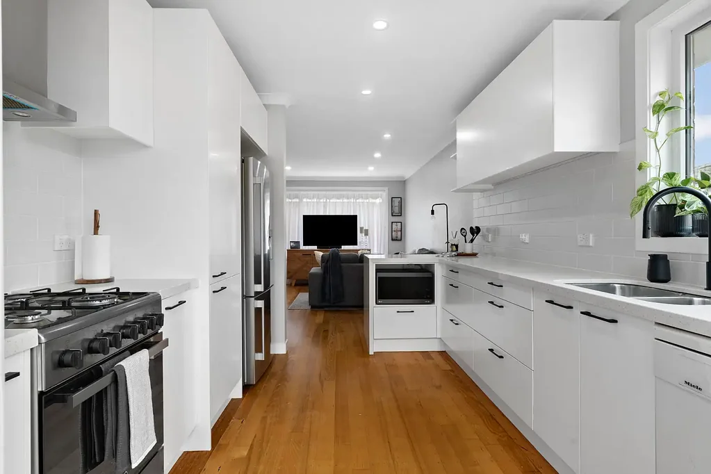 STYLISH LIVING BY THE VILLAGE & BEACH!