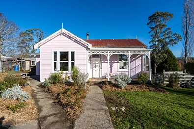 Lawrence 2房  Classic villa. Pretty in pink. Serious shed.