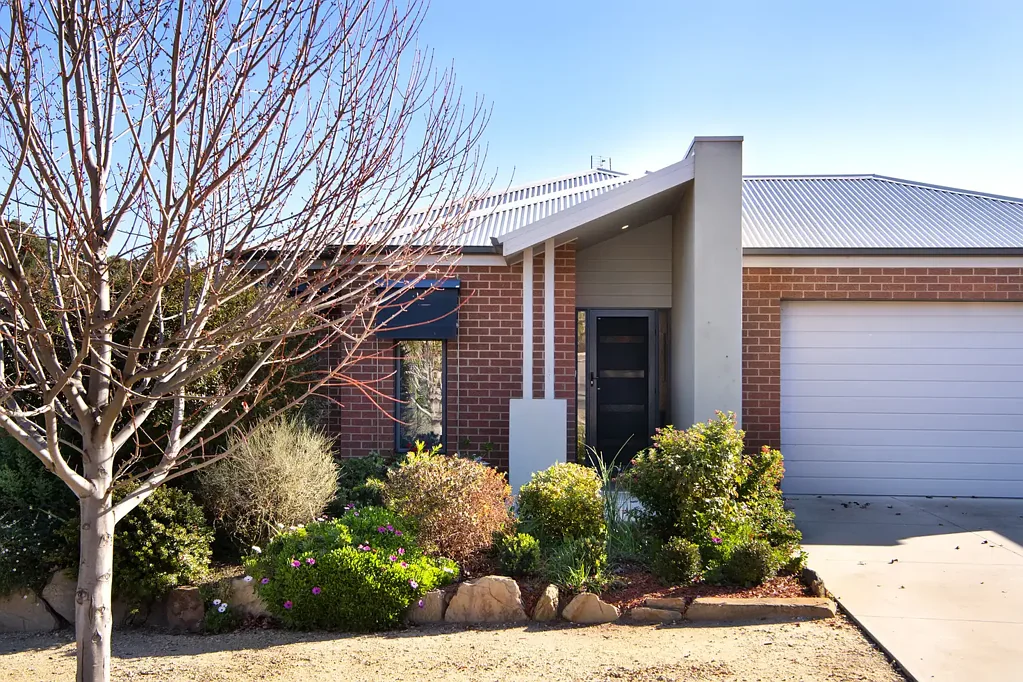 Mckenzie Hill 3房  Custom-built comfort with easy-living offers downsizing in style.