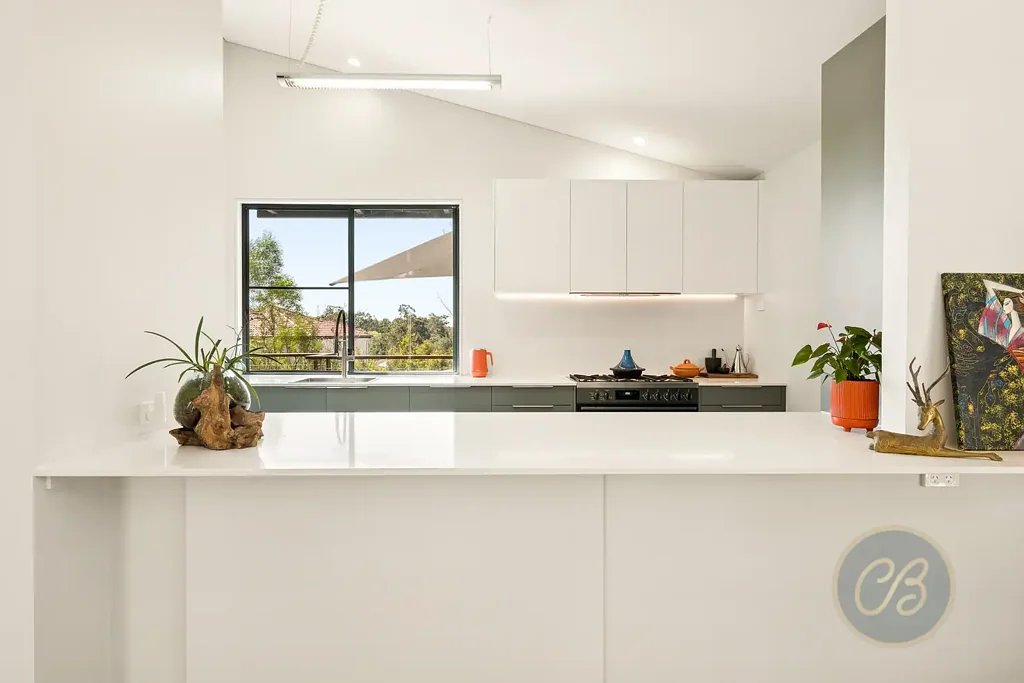 Chermside West 4房 宁静、光线充足的卓越翻新住宅 Tranquil, Light Filled Living with Exceptional Renovations