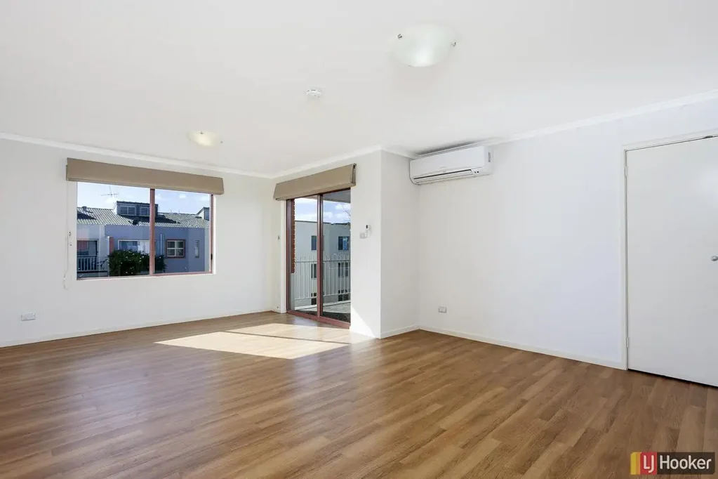 MODERN, LIGHT FILLED & SPACIOUS APARTMENT