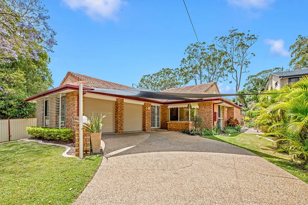 Ashmore 4房  OUTSTANDING OPPORTUNITY ... FANTASTIC FAMILY HOME WITH DUAL STREET FRONTAGE IN PRIME, HIGHLY-SOUGHT PRECINCT ... RENOVATE TO IT'S FULL POTENTIAL !!!