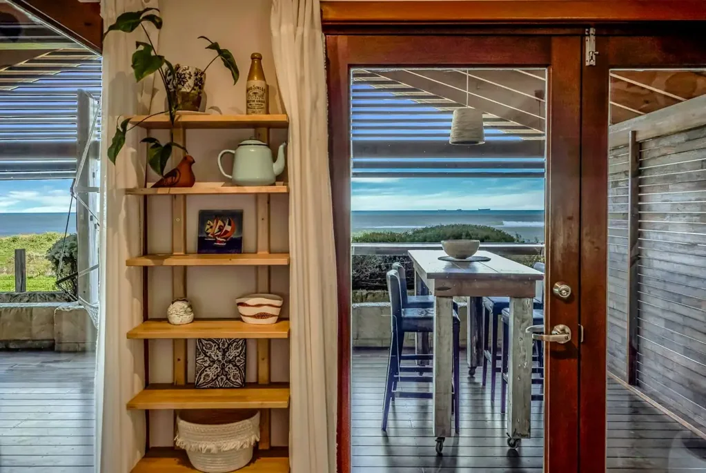Bluff Point 3 Slaapkamer Beachfront Lifestyle Opportunity - Stylish Coastal Retreat