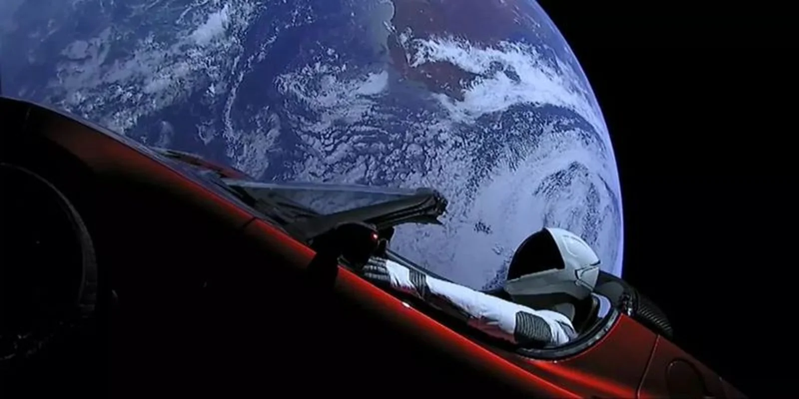 特斯拉"太空跑车"完成第一圈绕日飞行，正靠近火星