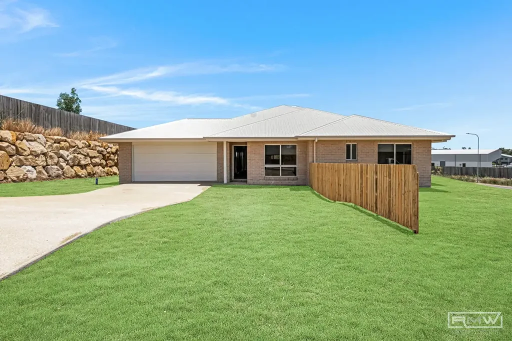 Comfortable & Convenient Duplex Living in Hidden Valley