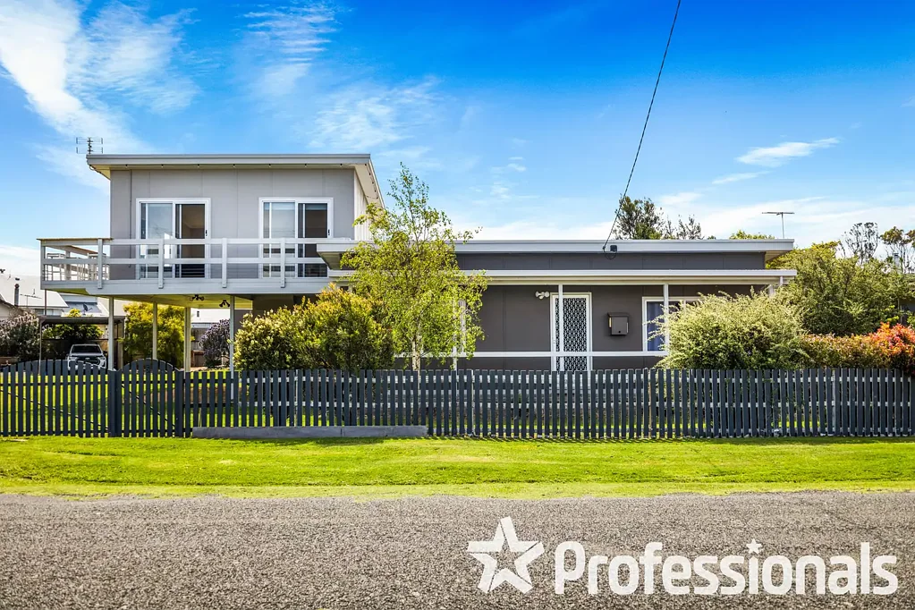 Mcloughlins Beach 3部屋 COMPLETELY REFURBISHED.  NOTHING TO DO HERE EXCEPT TAKE IN THE COASTAL VIEW

3B/R -2 BATH/DUAL LIVING ON HUGE DUAL CORNER BLOCK.

GET IN NOW!