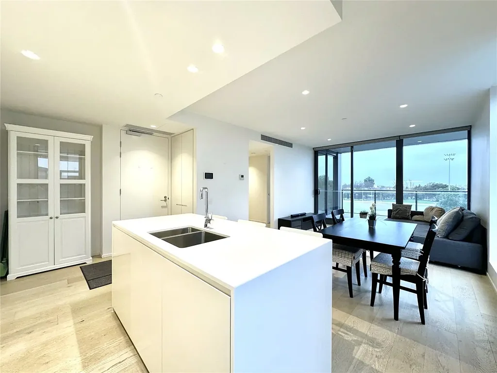 FURNISHED PREMIUM TWO BEDROOM TWO CARPARK APARTMENT LOCATED IN TOORAK PARK - ARMADALE!!!