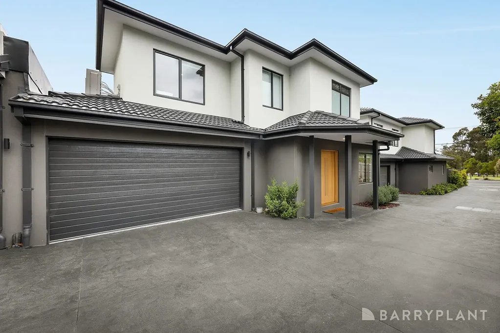 Croydon 4房 Range Blvd对门奢居 双主卧设计 开放式厨餐区 Engineered timber flooring 大型双玻窗 Stone benchtops 低维护后院 全屋冷暖 双车库 便捷交通 Spacious Dual Master Living Opposite Parkland.