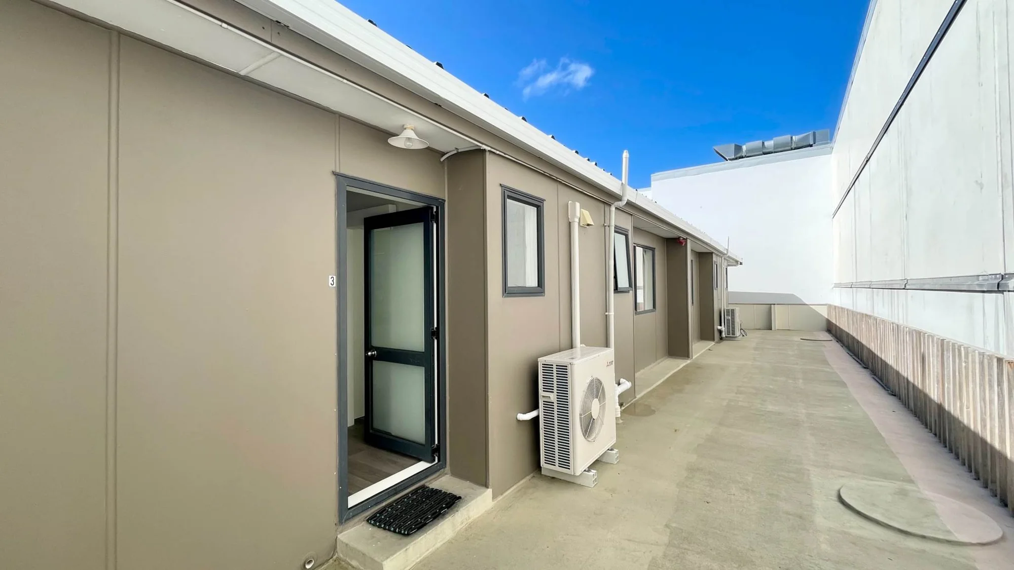 Sun-Drenched Unit with Large Deck – Water Incl...