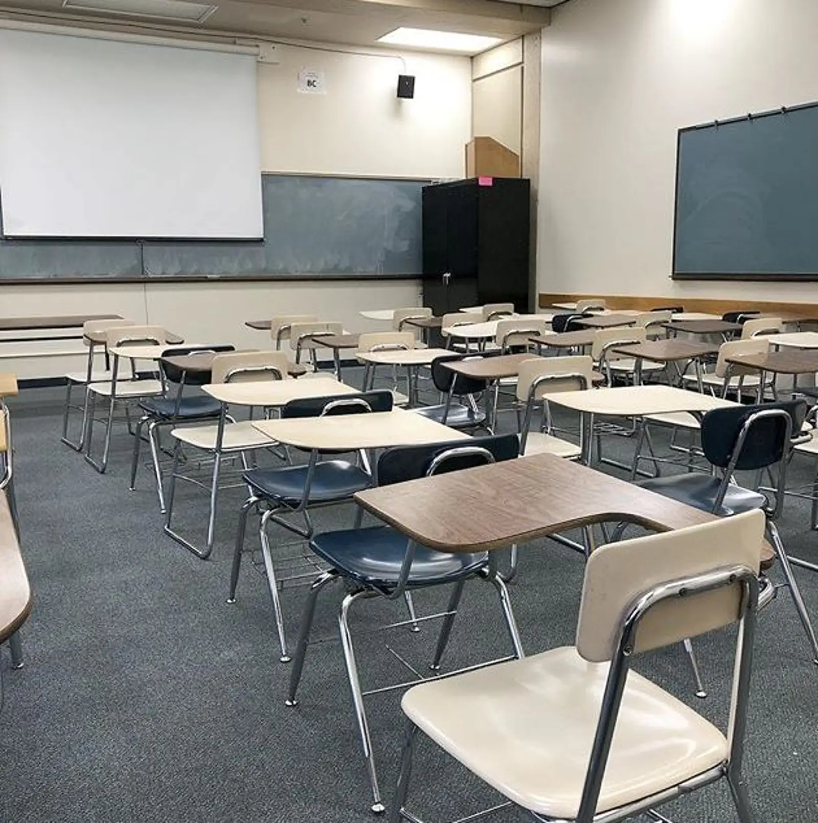 变相惩罚?!安省9岁小男孩因上课笑了两声竟被锁进壁橱...