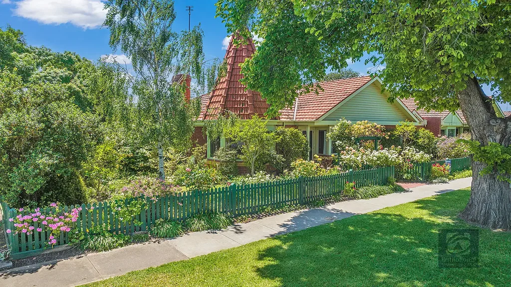 Echuca 3房  Central Living at its Finest - Francis St Echuca.
Architecturally Designed - Town House.
Award winning Architect Greig Carter .