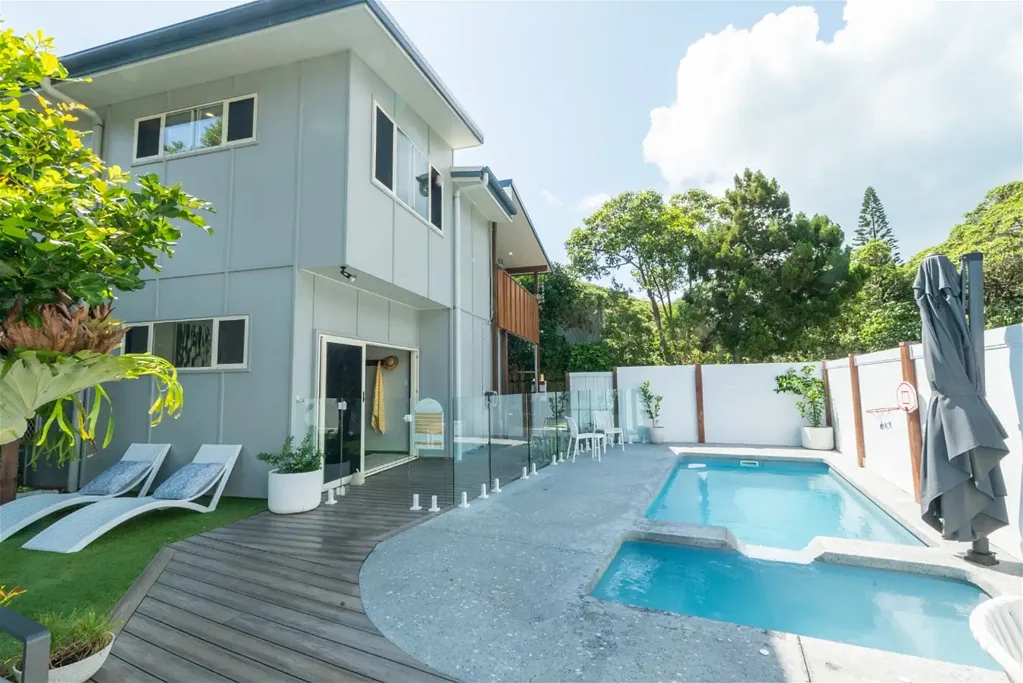 Point Lookout 5कमरा Renovated Dual-Living Coastal home with Pool, Spa & Income - Close to Beaches & Cafes