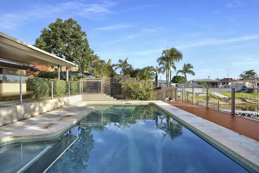 Broadbeach Waters 3房  Single-Level Waterfront Living with Bridge-Free Main River Access