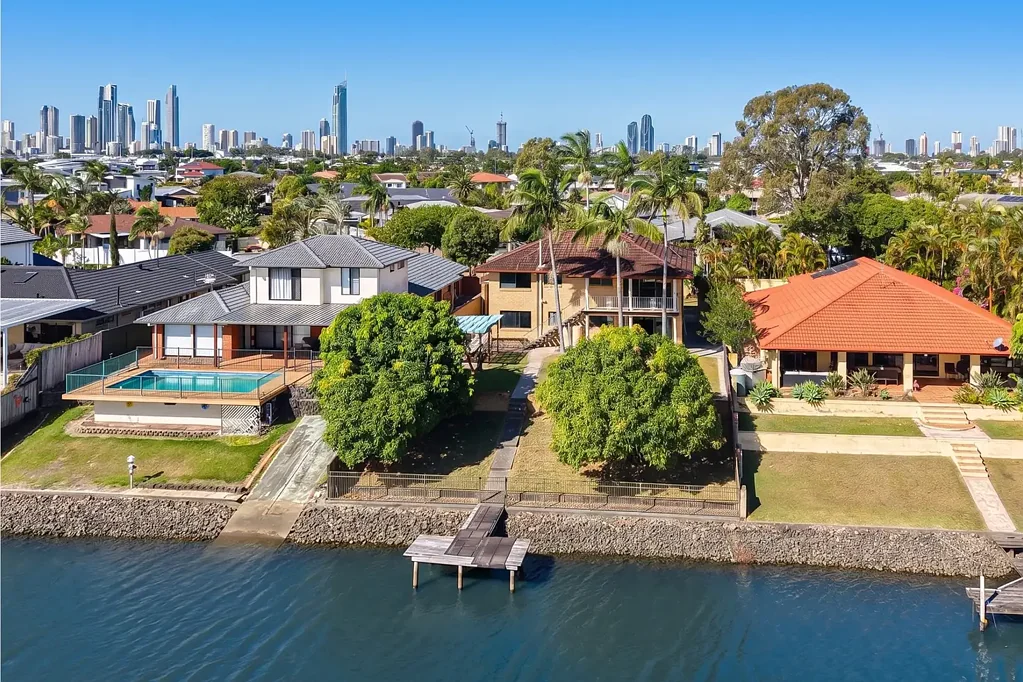 Dalveen 6 Bedroom Auction This Friday! Prime Waterfront Opportunity: Exceptional Renovate or Rebuild Potential