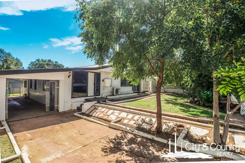 Mount Isa 4Moenga Family sized home in Townview!