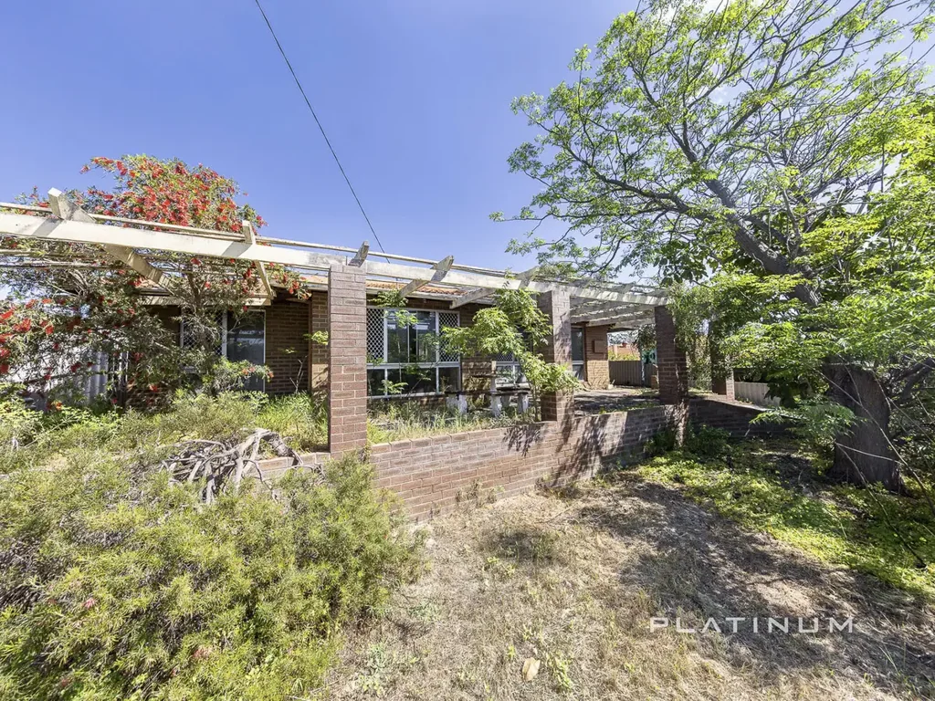 Padbury 3બેડરૂમ A RENOVATOR’S DREAM WITH A HIDDEN BACKYARD SURPRISE!