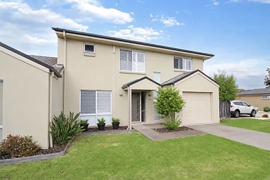 Paynesville 3chambre 3 bedroom renovated house in prime location, only one street back from the foreshore with its cafes, shops, parks and boat ramp