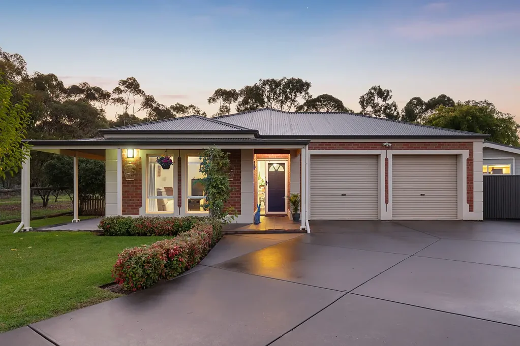 Strathalbyn 5Phòng ngủ Spacious Family Living with Versatility and a Peaceful Creekside Setting