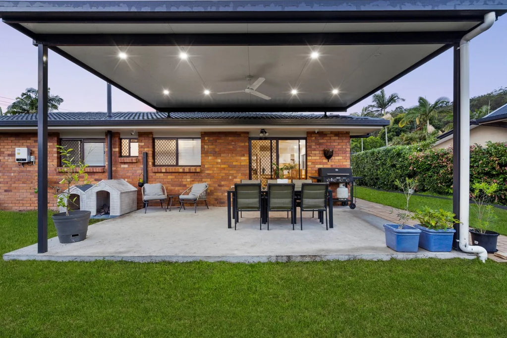 Springwood 4房 全新翻新住宅 908平米转角地 四卧宽敞空间 覆盖式娱乐区 6.6kW太阳能系统 高地位置通风 MUST BE SOLD ON SATURDAY AT 2.30 PM ONSITE! BE THERE!