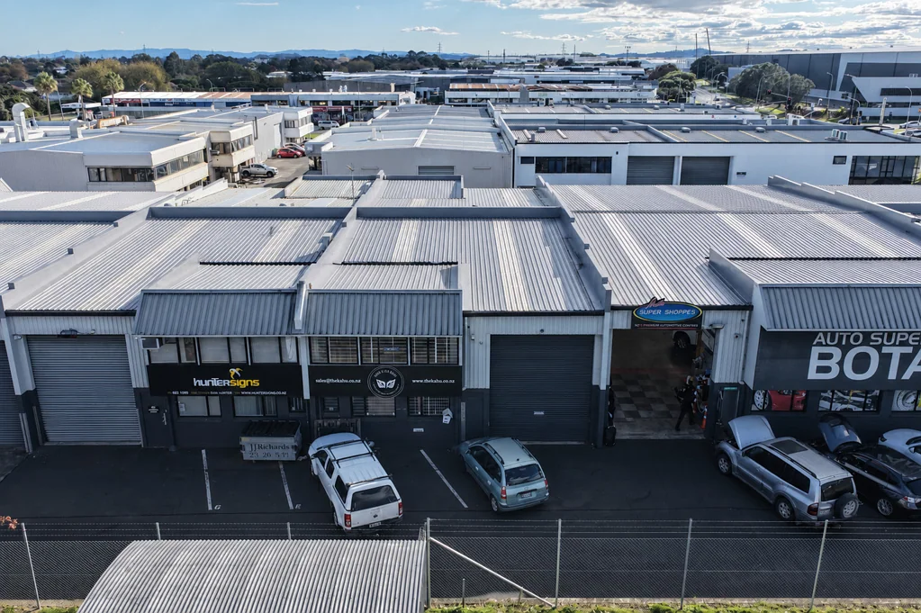 East Tamaki High-stud warehouse - tidy two-level office