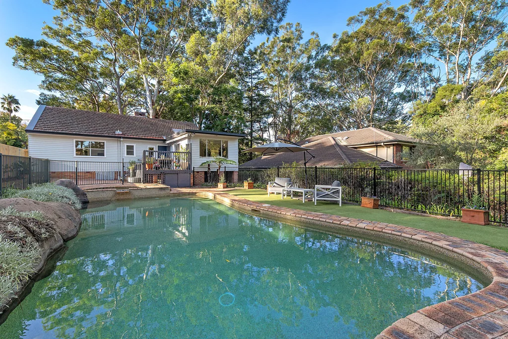 Turramurra 4Zimmer Light, space, and a private poolside setting