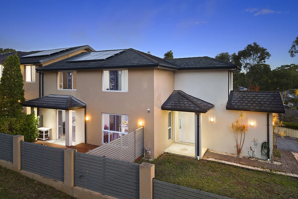Baulkham Hills 10ห้องนอน Exceptional Dual-Residence Opportunity on a Prime 846sqm Corner Block