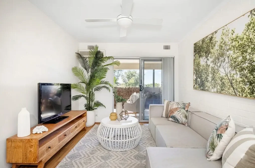 UNFURNISHED two bedrooms one bathroom Unit