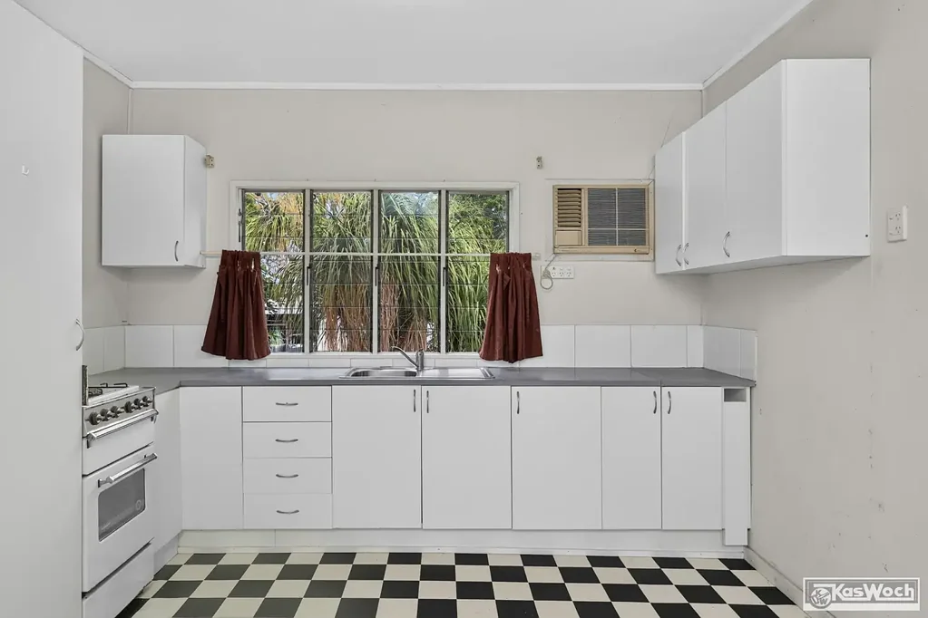 Rockhampton City 3 Slaapkamer CITY LIVING. BACK LANE ACCESS. LARGE QUEENSLANDER.