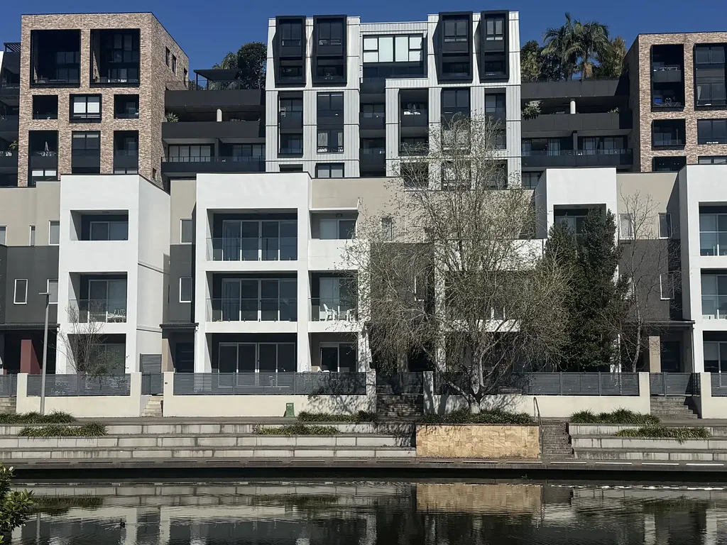 Penrith 4Zimmer Waterfront/Facing Canal 4 Bedrooms,4 Toilets,3 Bathrooms,2 living areas in Penrith Thornton Estate