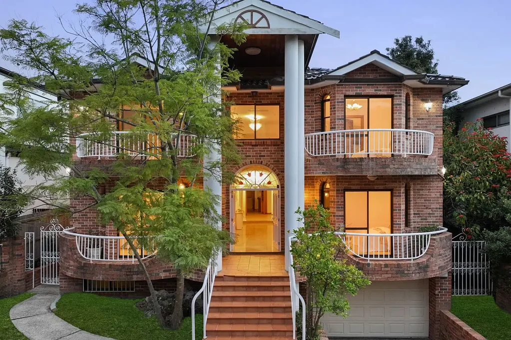 Strathfield 6બેડરૂમ Blue ribbon double brick family estate set on an impressive 739sqm parcel