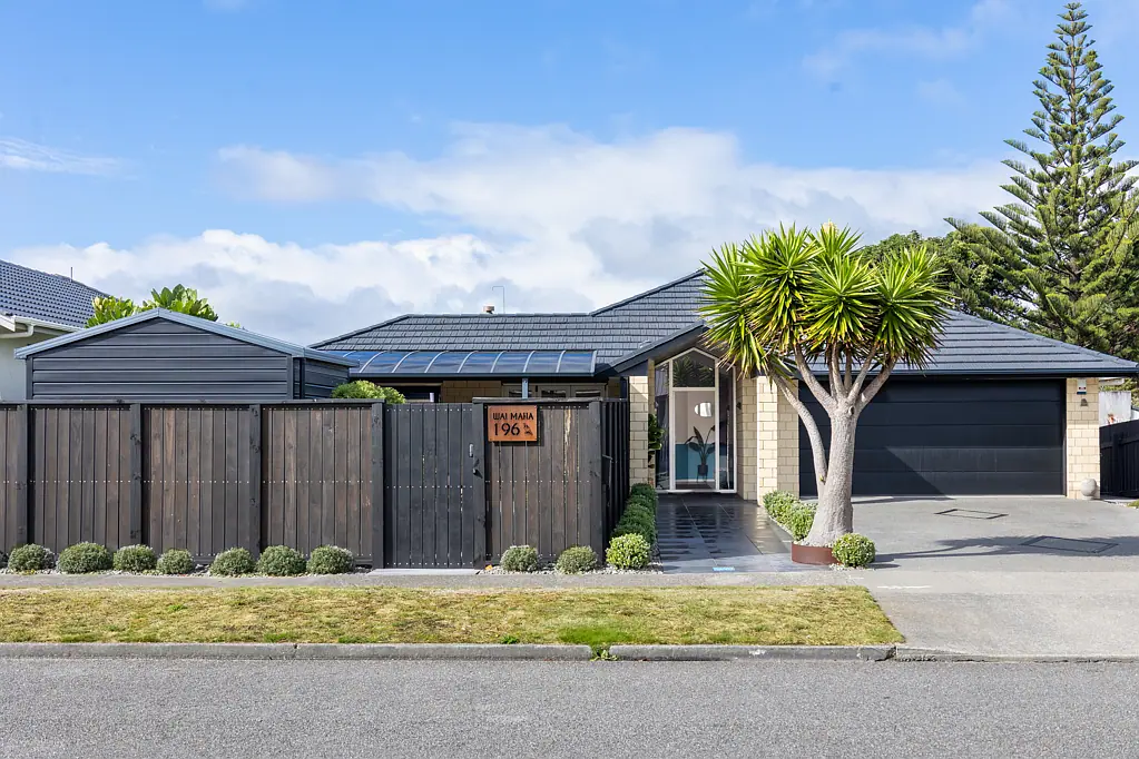 Waikanae Beach 4ห้องนอน Lagoon Views, Sunlit Spaces, Pure Luxury