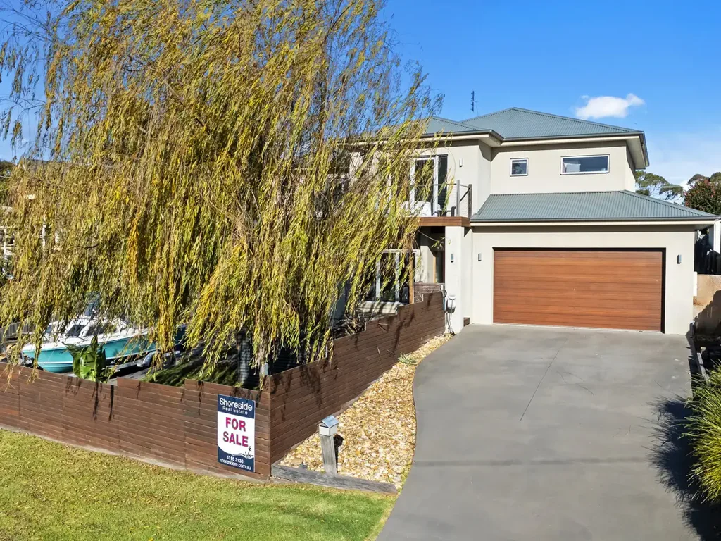 Kalimna 4 Bedroom Modern Two-Storey Home with Water Views