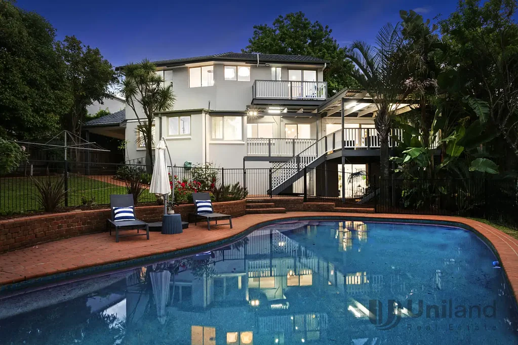 Baulkham Hills 5房 高树篱私密环境 917sqm宽敞地块 breezy Hamptons风格 精美翻新厨房 石材娱乐岛 地埋泳池景观 步行可达商圈&学校 Family perfection with poolside appeal and elevated views | R3 Zoning