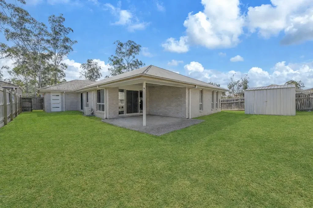 Flagstone 4Moenga Sophisticated Family Living with Three Massive Living Zones!