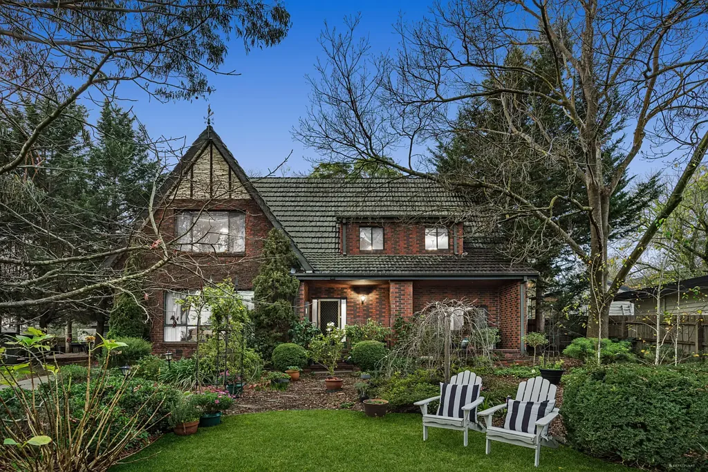 Eltham 4غرفة نوم Tudor character home of rare scale and setting in central Eltham