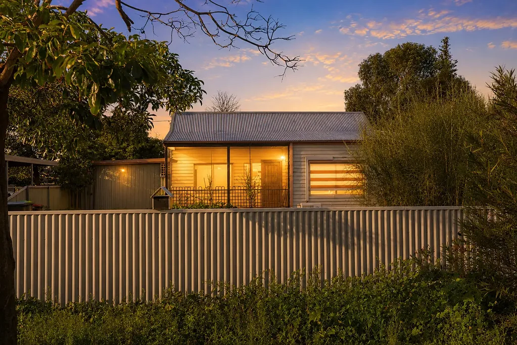 Charming Red Cliffs living with space to grow.