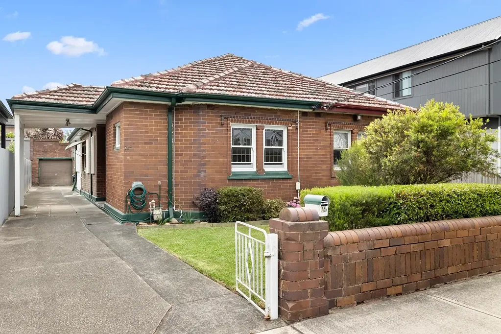 Character filled entertainer in quiet highly respected location