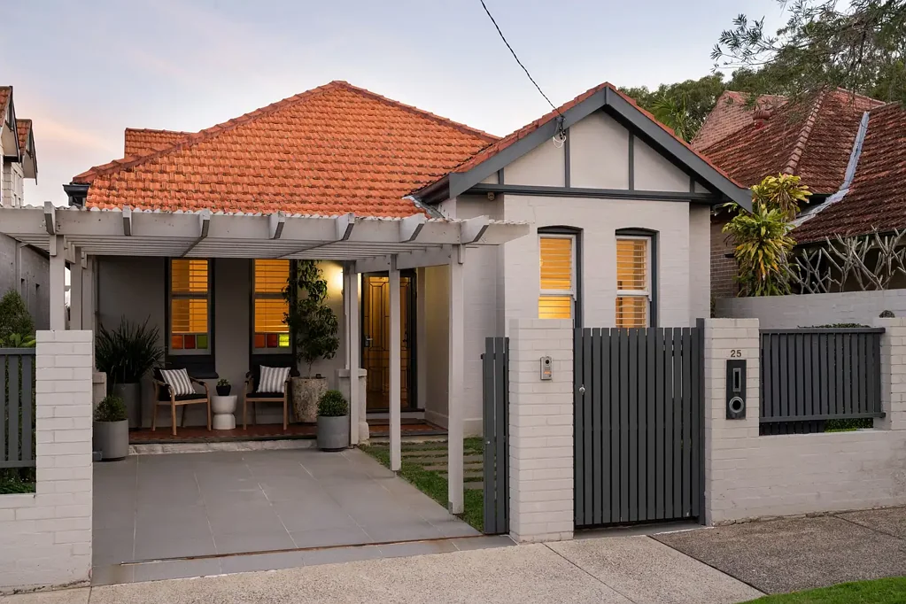 Cammeray 5房 Cammeray 经典住宅的设计师改造——区域景观与宽敞奢华 A designer transformation of a Cammeray classic - district views and the luxury of space