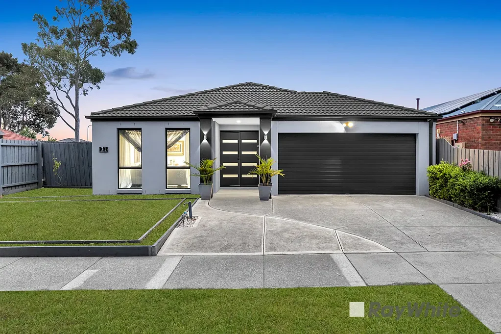 Hampton Park 3房 Hampton Park宁静住宅 开放式布局 现代厨房步入式食品储藏室 主卧套间浴室 低维护庭院 双车库内部通道 便利生活首选 Charming Family Living in a Prime Location