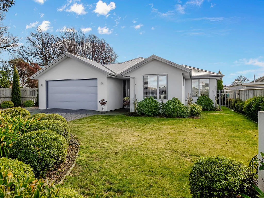 Allenton 3 Bedroom Stylish, sunny & superbly located