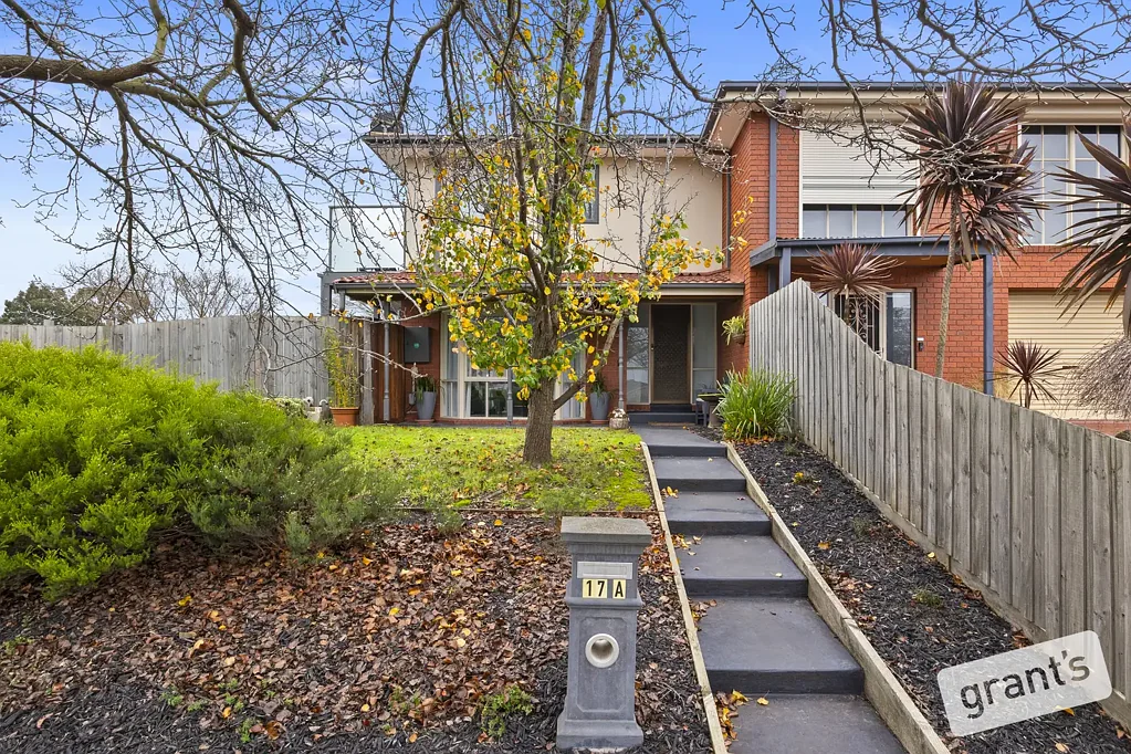 Narre Warren 3 Slaapkamer Location, location, location! This sophisticated Double Storey, Split level home in the heart of the Prime Maramba Estate North of the highway