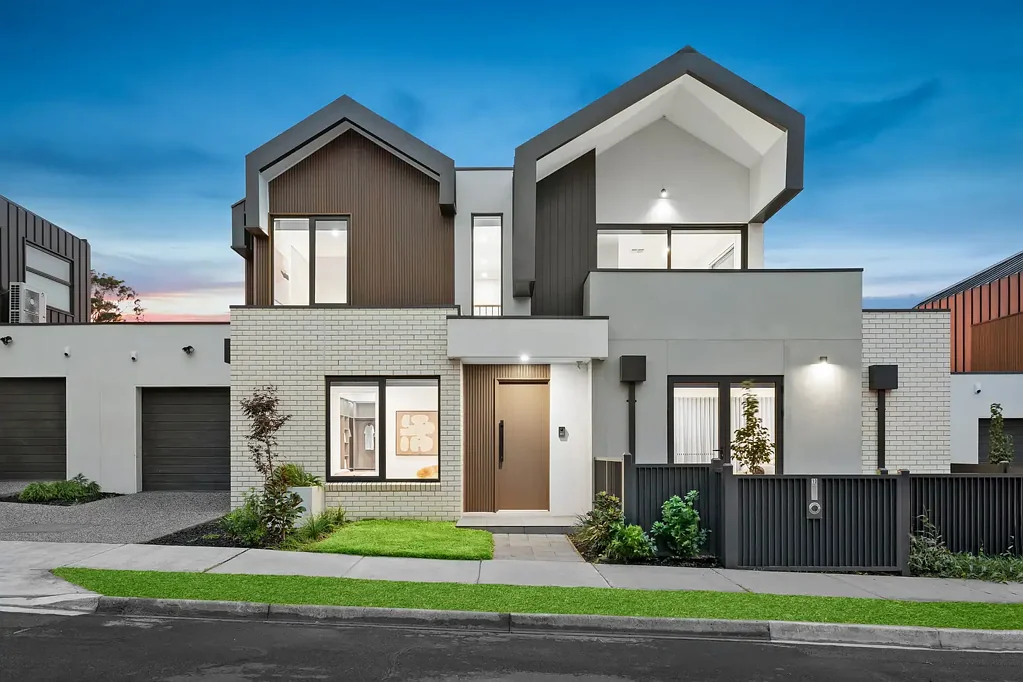 Mont Albert North 4침실 Refined Contemporary Living with Flexible Family Appeal
