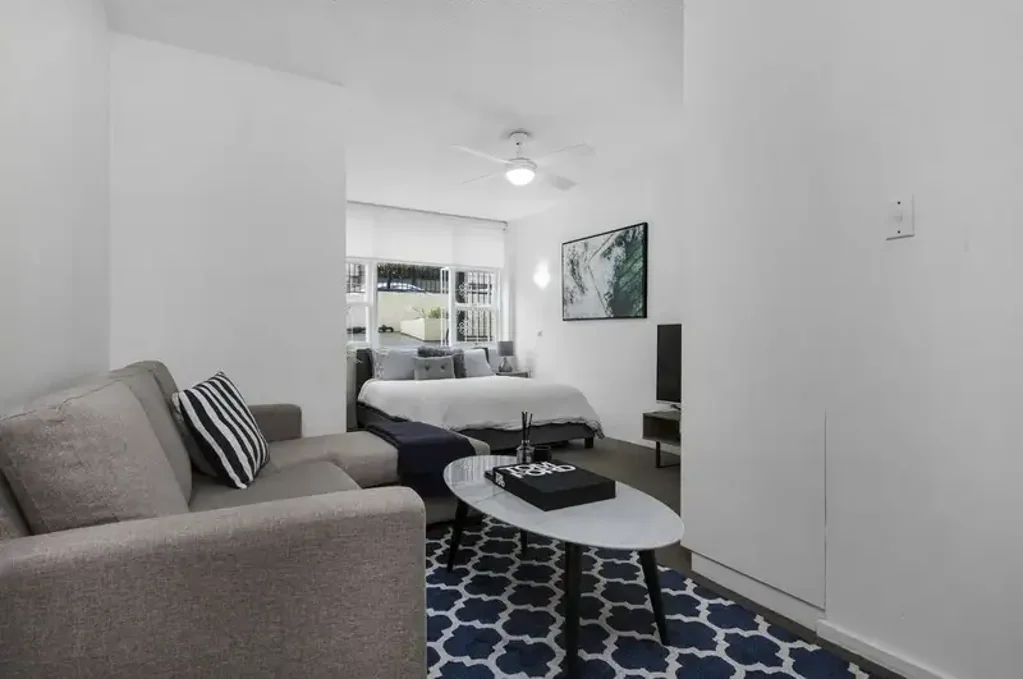 Bright & Airy Strata Apartment, Moments to Everywhere