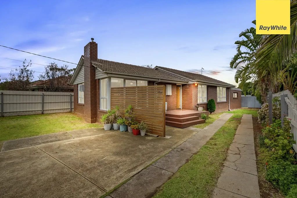 Melton 3房 Marina Drive 584m²阔地 三卧多区 现代厨餐 露台后院 棚屋储物 潜力地段 便捷生活 Comfort, Style & Year-Round Living in a Prime Melton Location