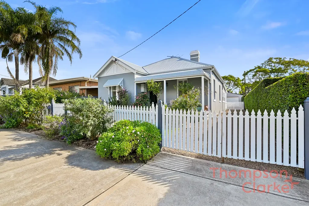 East Maitland 4Phòng ngủ Charming Character Home in a Prime East Maitland Location