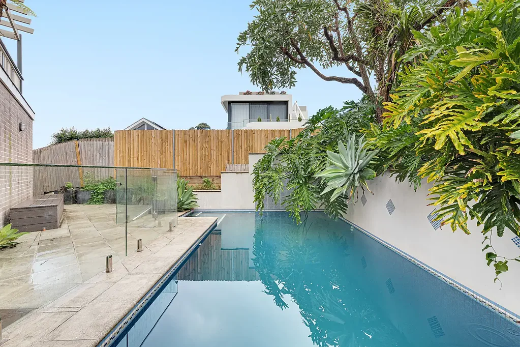 Luxurious Family Home in Prestigious Peninsula Setting