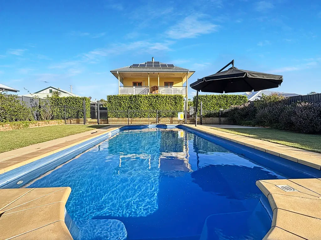 Churchill 3ห้องนอน ELEVATED QUEENSLANDER WITH CHARM, VIEWS AND POOLSIDE LUXURY
